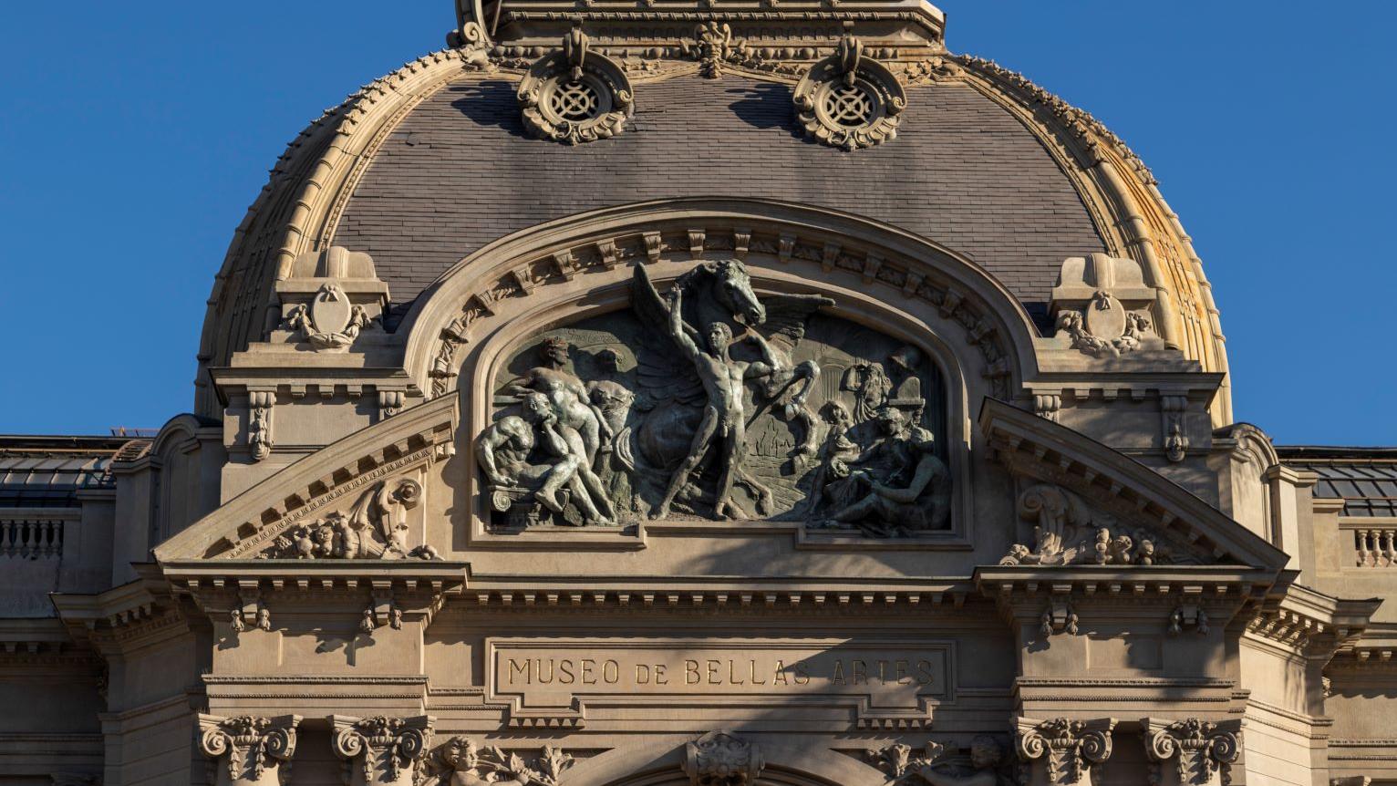 Fotografía del altorrelieve en el frontis del Museo Nacional de Bellas Artes