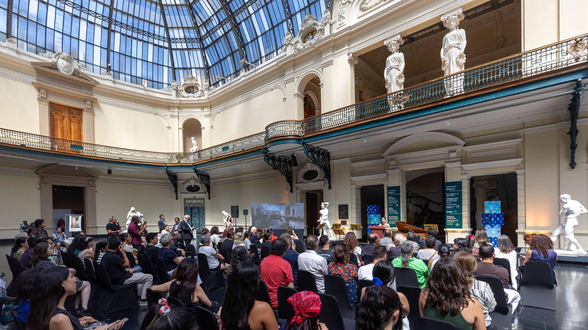 Fotografía de ceremonia en hall de Museo Bellas Artes