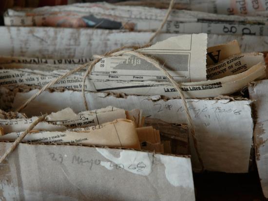 Fotografía de documentos antiguos, atados con un cordel