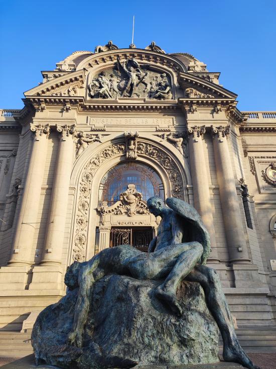 Fotografía de entrada del Museo de Bellas Artes, con escultura de Rebeca Matte