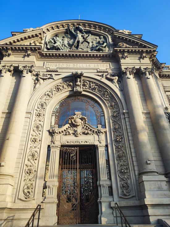 Fotografía de la puerta de acceso del Museo Nacional de Bellas Artes