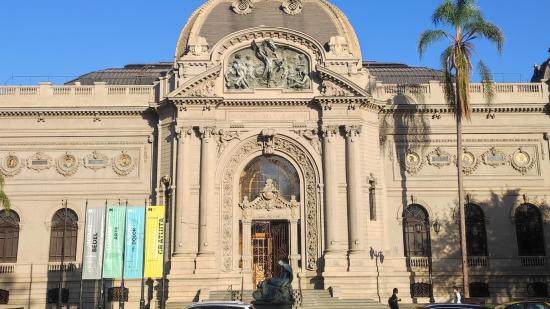 Fachada edificio Museo Nacional de Bellas Artes