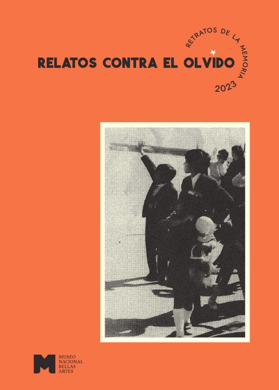 Portada de libro con fondo en color anaranjado, con una fotografía en blanco y negro de dos niños y un hombre mirando hacia atrás