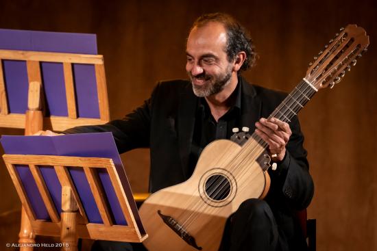 Concierto de Pitágoras a Beethoven, imagen de un hombre sosteniendo una guitarra 