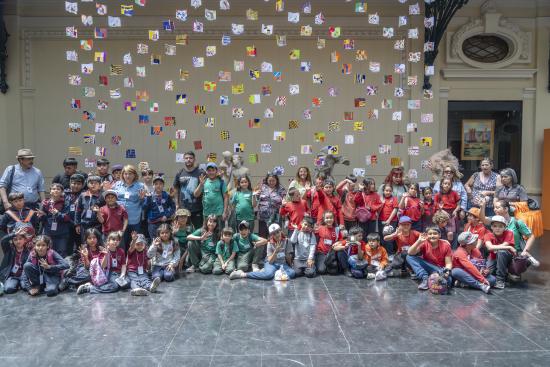 Escolares participan en la presentación de la gran obra colectiva en honor a la artista visual en el Hall del MNBA.