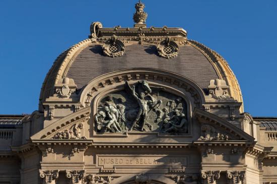 Fotografía del altorrelieve en el frontis del Museo Nacional de Bellas Artes