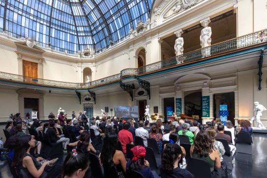 Hall central del MNBA con asistentes a la ceremonia